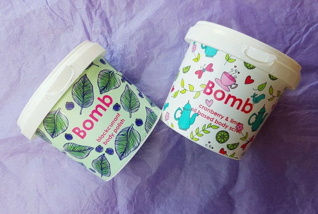 Exfoliant Vegan pentru corp Blackcurrant de la Bomb Cosmetics yankee land Exfoliant vegan pentru corp cu Cranberry și Lime de la Bomb Cosmetics Exfoliant Vegan pentru corp Blackcurrant de la Bomb Cosmetics yankee land Exfoliant vegan pentru corp cu Cranberry și Lime de la Bomb Cosmetics