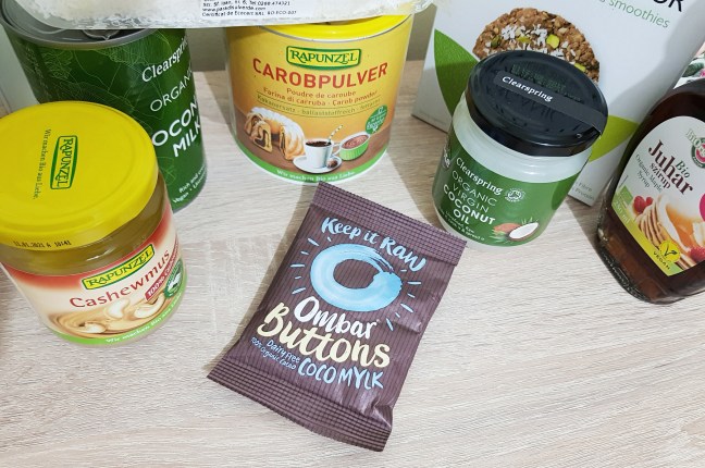 Prajituri vegane fara coacere fara zahar fara gluten sirop de artar sirop de agave cocos cacao carib lapte de cocos faina de cocos unt de caju ulei de cocos