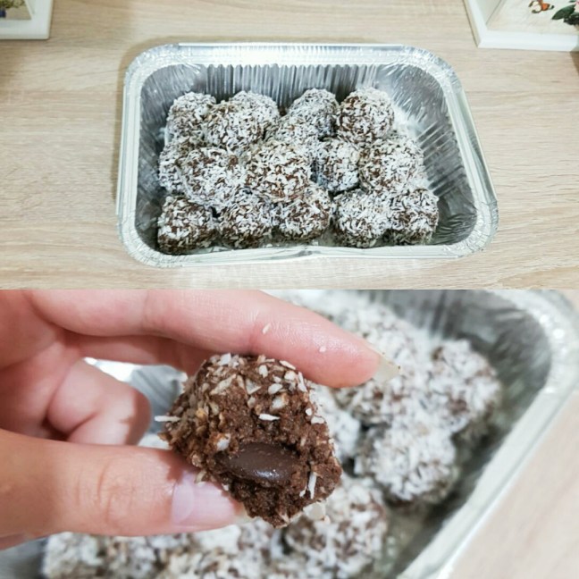 Prajituri vegane fara coacere fara zahar fara gluten sirop de artar sirop de agave cocos cacao carib lapte de cocos faina de cocos unt de caju ulei de cocos