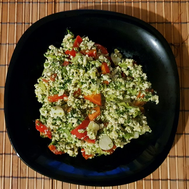 Tofletă scrambled tofu omleta din tofu vegan Tofletă scrambled tofu omleta din tofu vegan