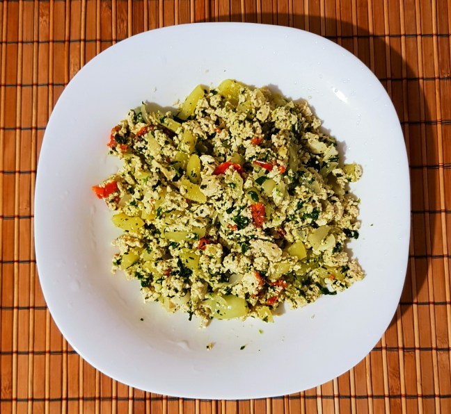 Tofletă scrambled tofu omleta din tofu vegan Tofletă scrambled tofu omleta din tofu vegan