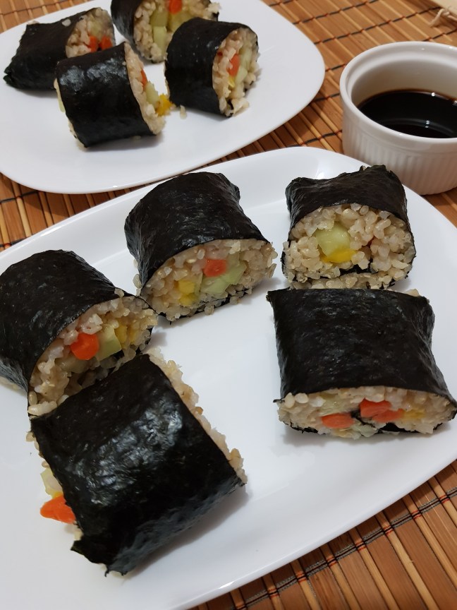 Sushi vegan cu morcovi, mango și castraveți 